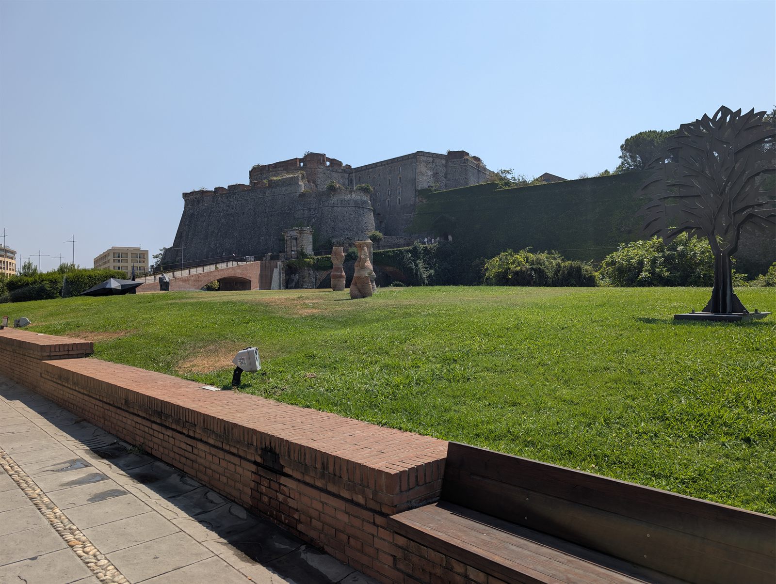 La Fortezza del Priamar a Savona con il parco verde e il cielo azzurro